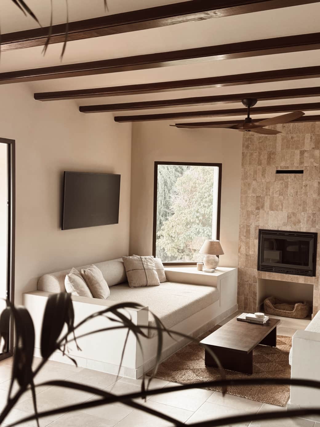 Woonkamer met twee lounge banken en 65” Samsung Frame TV.