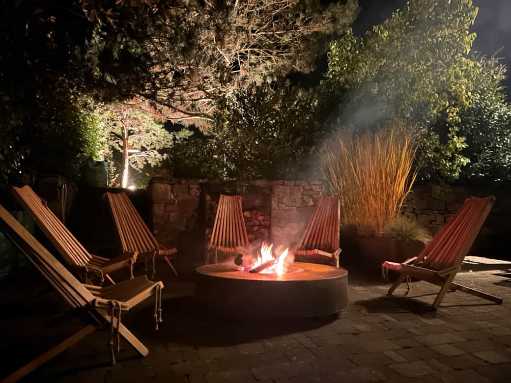 Feuerstelle mit Outdoorsesseln Feuerstelle mit Outdoorsesseln