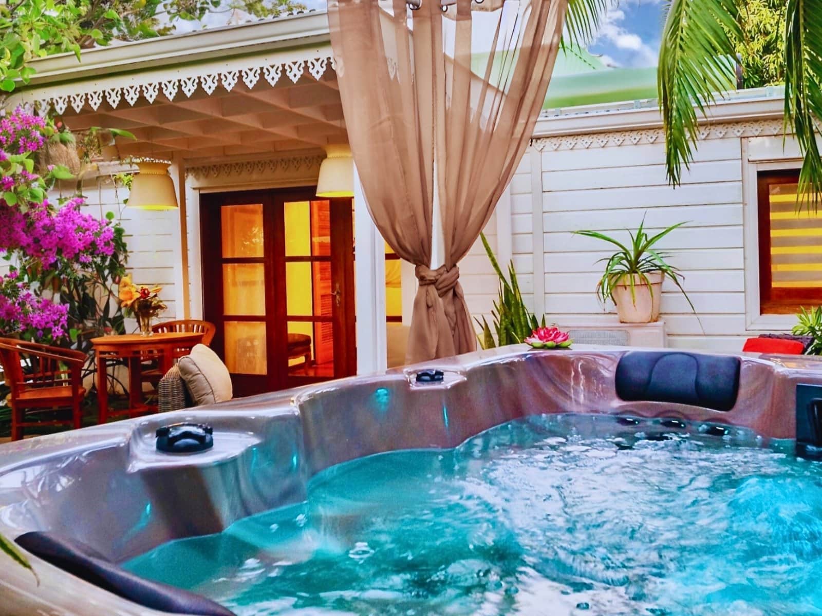 Jacuzzi privatif dans le jardin du bungalow romantique Le Ravenale à l'Etang Salé les Bains de La Réunion-Les Villas Emmanuel