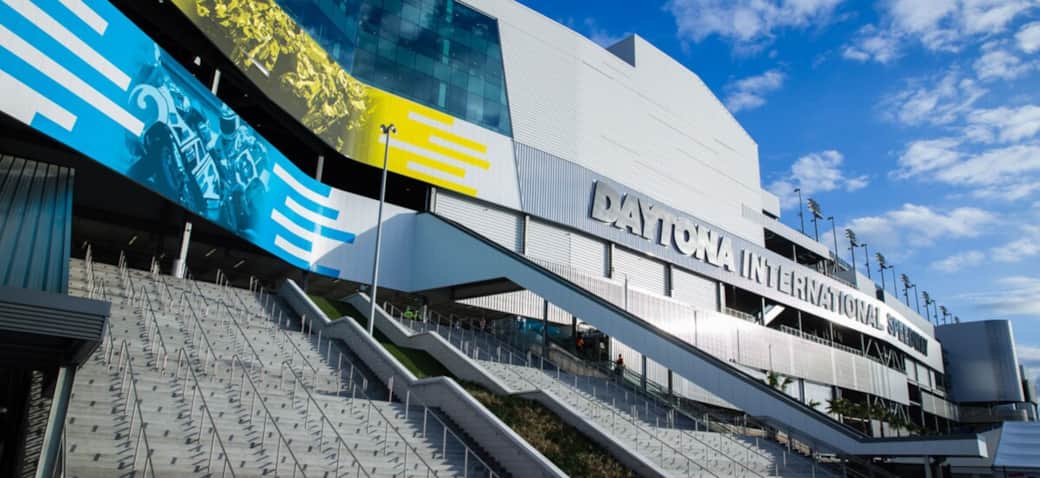 15 minutes from Daytona International Speedway.