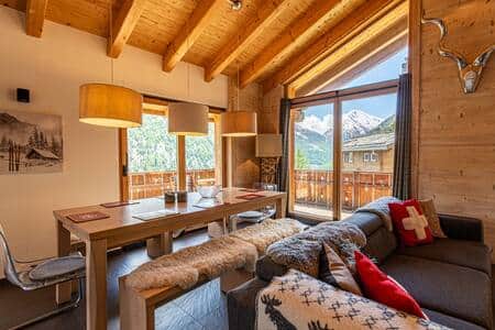 Spacious living with dining table for 8