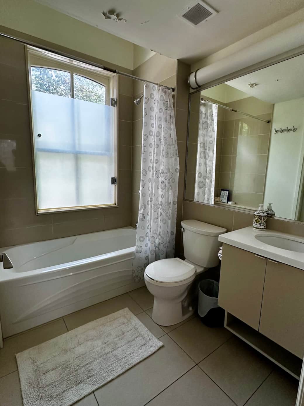 Shared Full Washroom Shared Full Washroom
