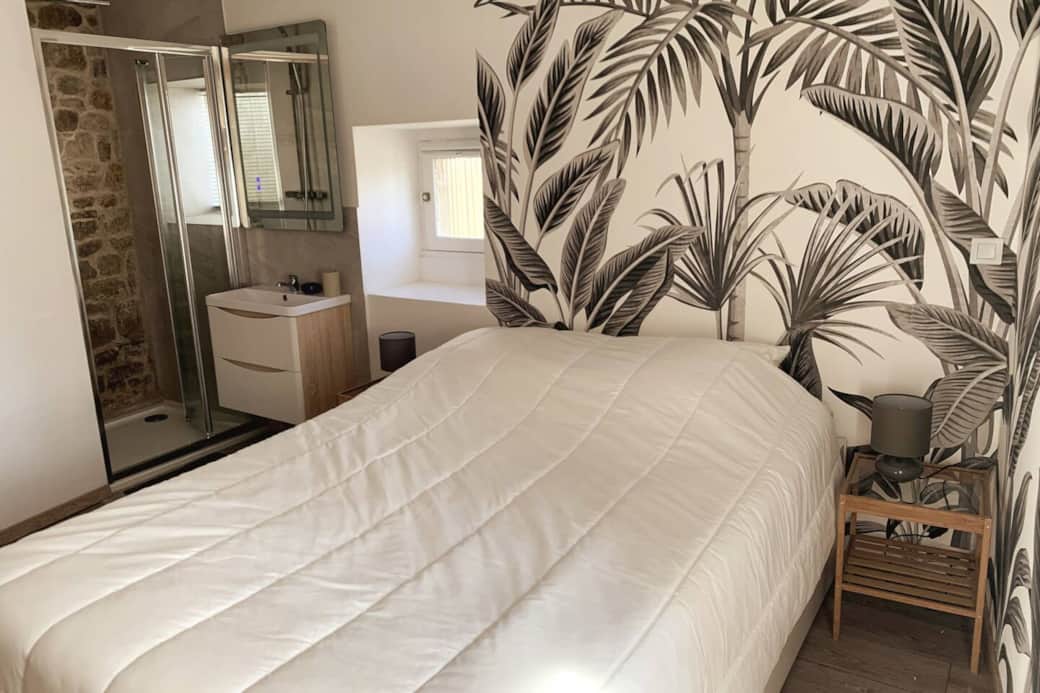 Chambre parentale (RDC) avec salle d'eau