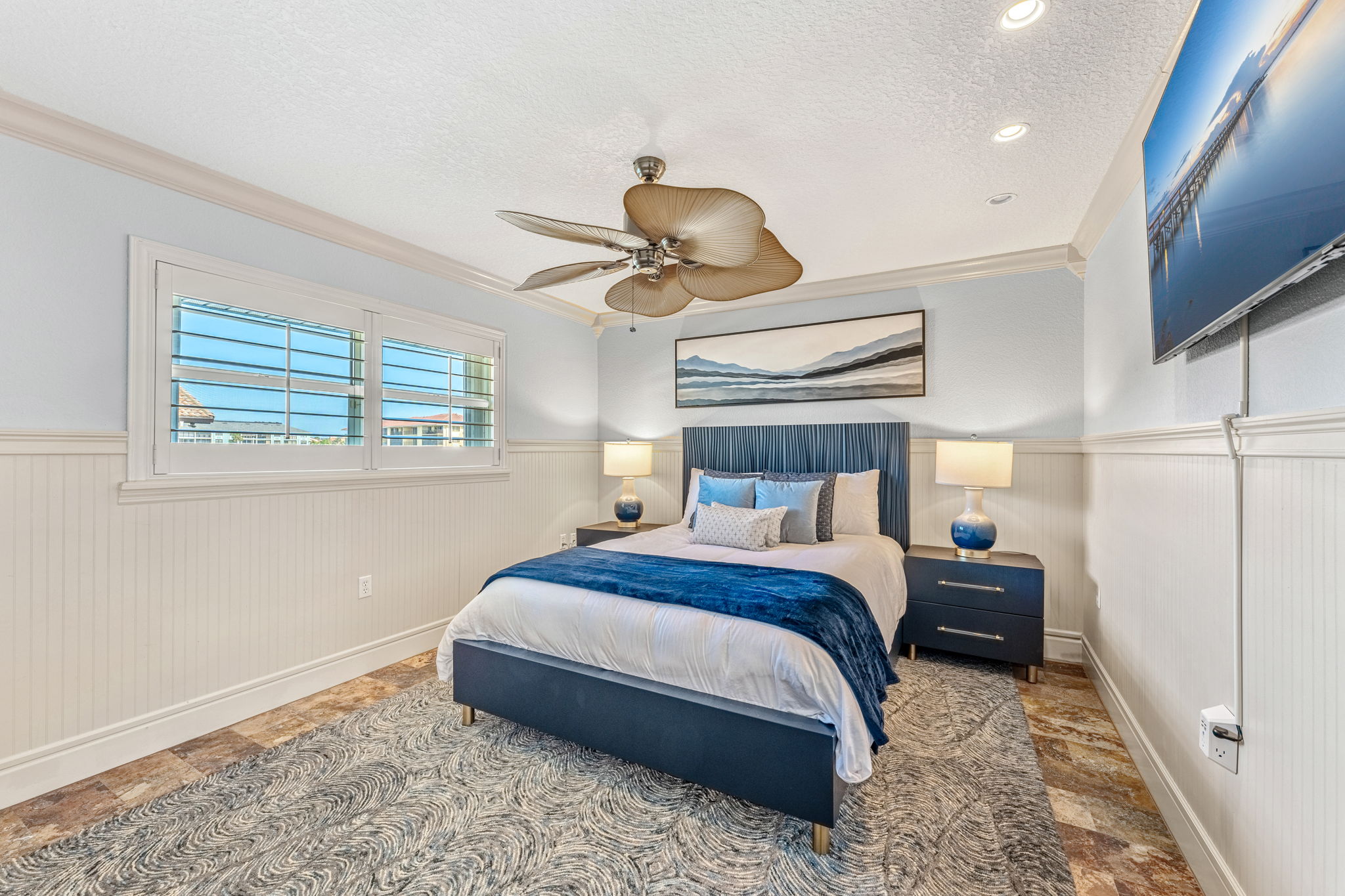 Relax in this charming room 3, with a queen size bed and designed for comfort.
