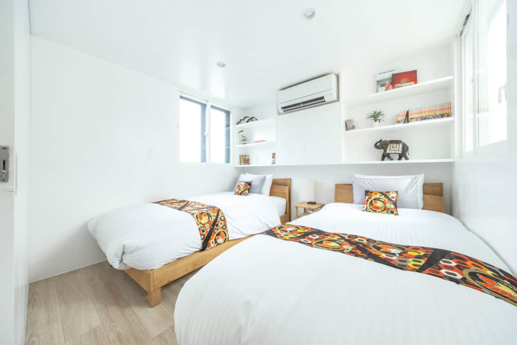 Sunlight and geometry define this calm twin room — a restful space for design enthusiasts. Sunlight and geometry define this calm twin room — a restful space for design enthusiasts.
