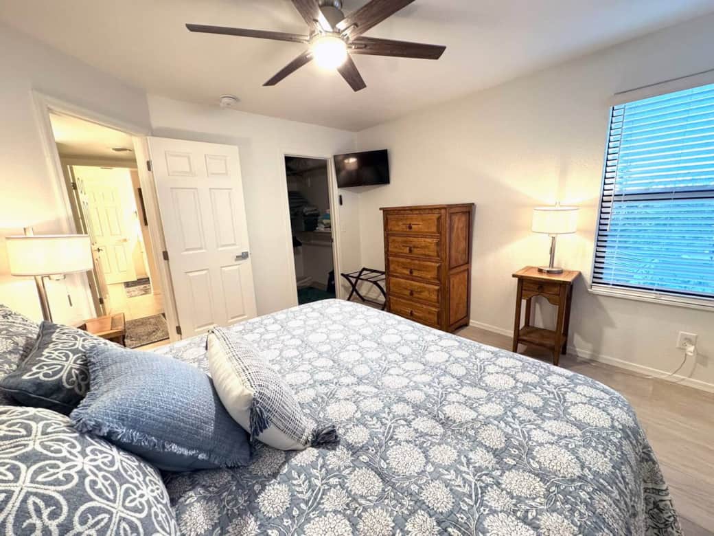 King guest room with walk in closet provides plenty of space to relax after a nice hike. King guest room with walk in closet provides plenty of space to relax after a nice hike.