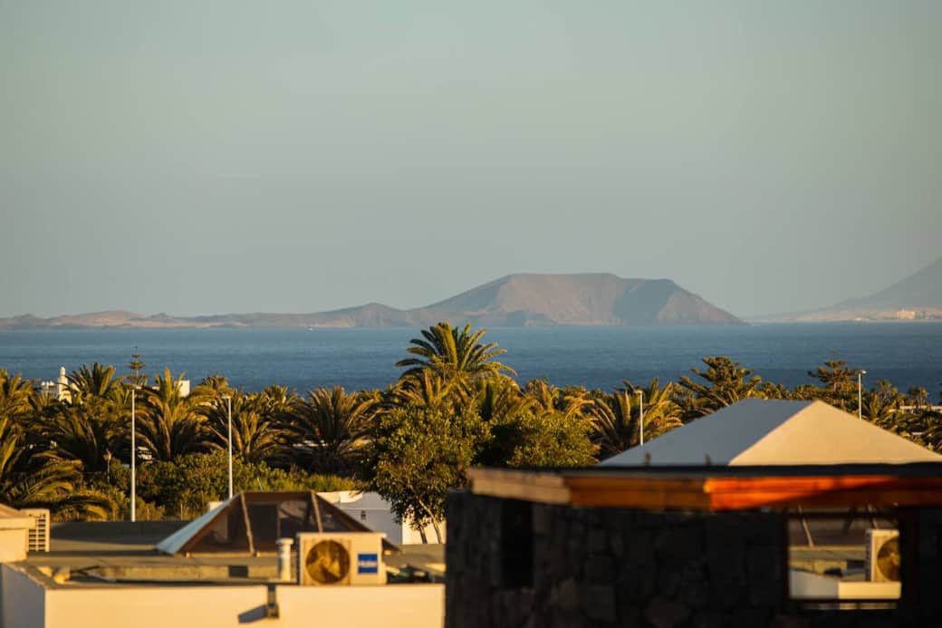 2.	Direkter Meerblick von Ihrem Balkon in Vista Lobos (Playa Blanca) Richtung Fuerteventura.