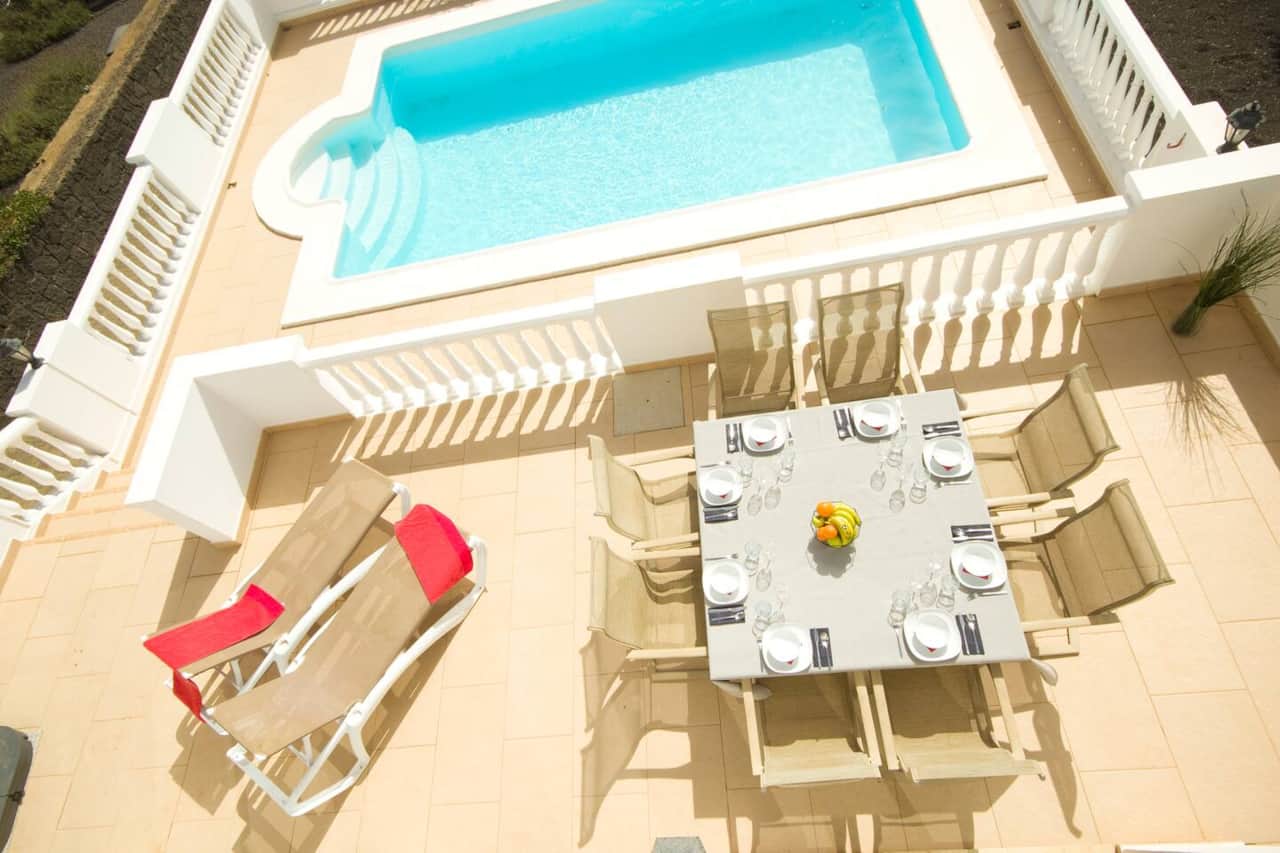 Heated pool terrace in a villa rental in Tías Lanzarote for family holidays