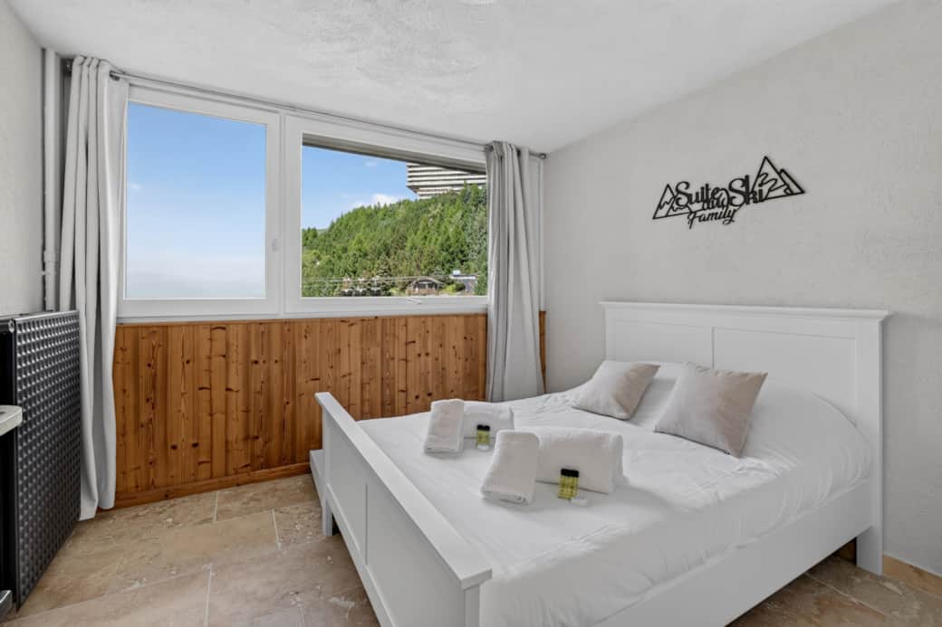 Double bed in wood paneling and natural light — a real chalet-chic cocoon in peace and quiet. Double bed in wood paneling and natural light — a real chalet-chic cocoon in peace and quiet.