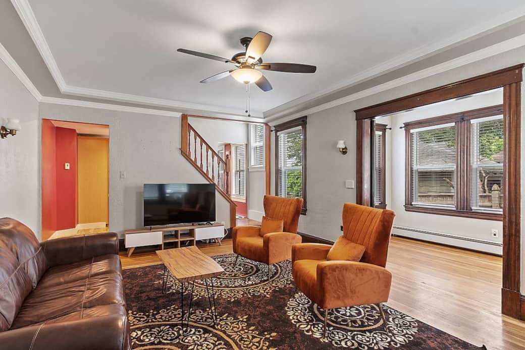 Living Room with 55" smart TV. Living Room with 55" smart TV.