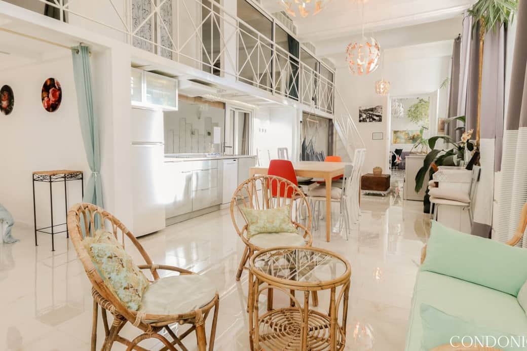 Deuxième salon cathédrale , 4 mètres  de hauteur de plafond. 