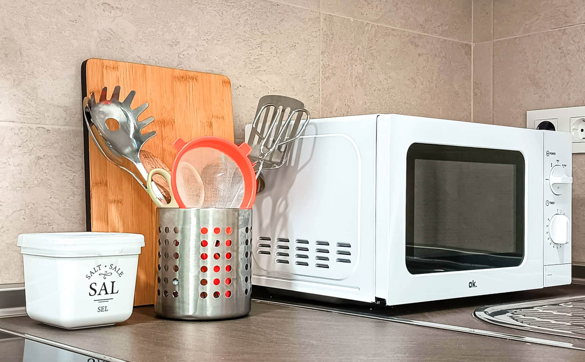 Detalle de cocina equipada con microondas y utensilios en casa rural cerca de Puy du Fou Toledo