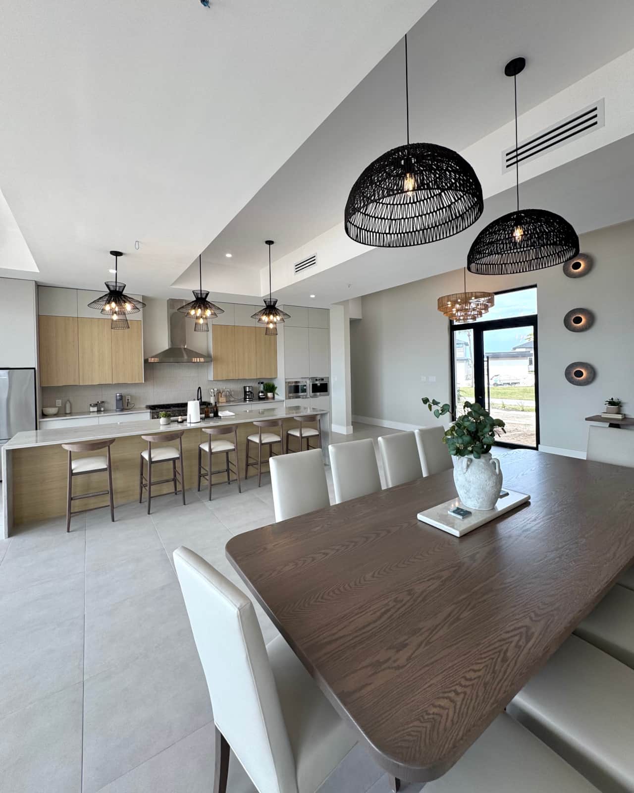 Dining Area & Kitchen