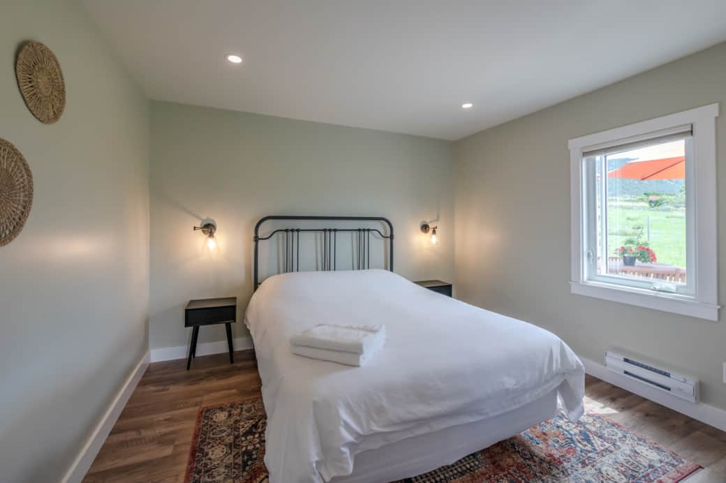 Bedroom with Queen bed