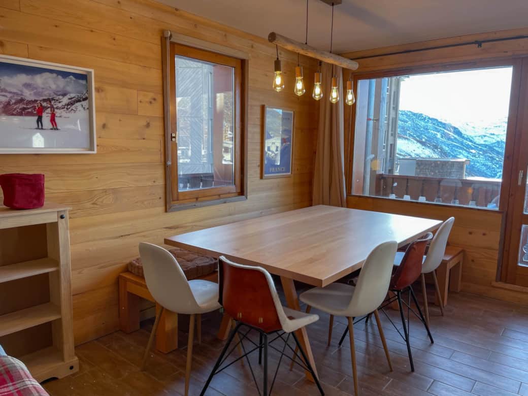 Coin repas avec grande table pour 10 personnes