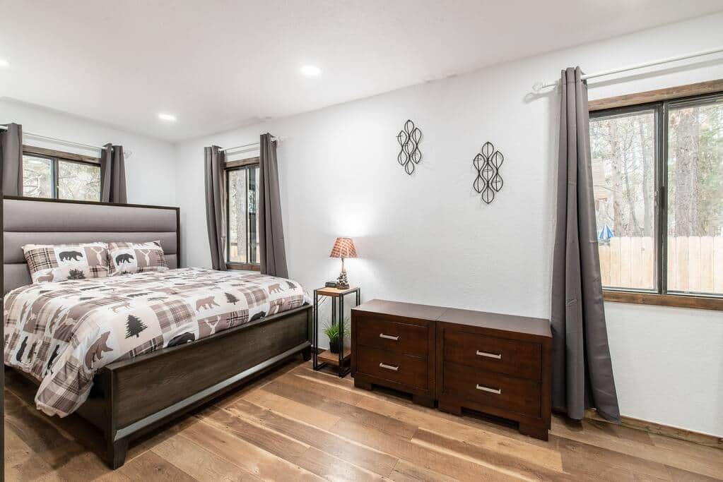 Spacious queen bed