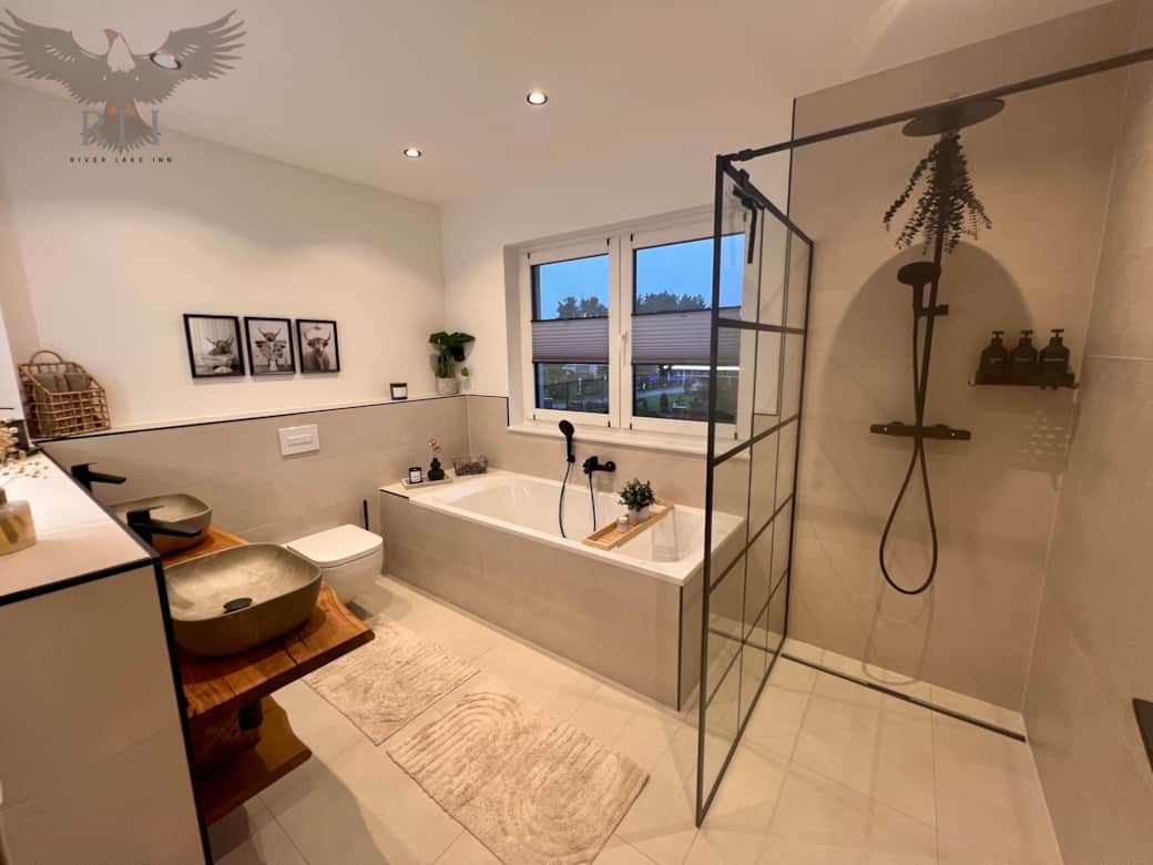 Vollbad mit Wanne, Dusche und separaten Waschbecken Vollbad mit Wanne, Dusche und separaten Waschbecken