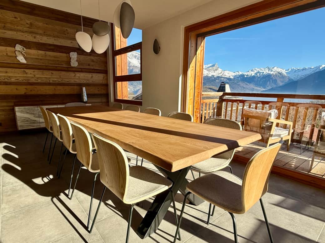 La table de la salle a manger peut asseoir confortablement 14 personnes