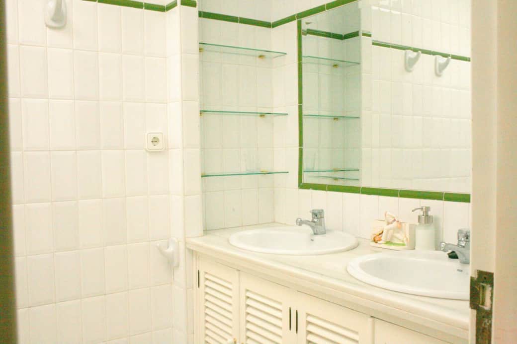 The private bathroom that is en suite to Room 4. 