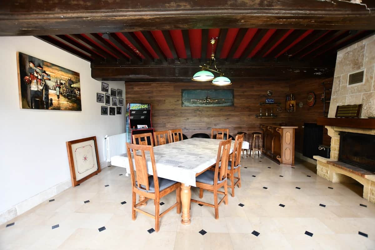 Magique : le billard se transforme en une table de banquet