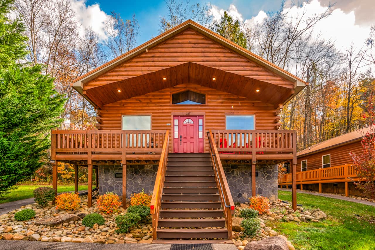 Welcome to Oak & Bear Lodge, beautifully landscaped in all seasons