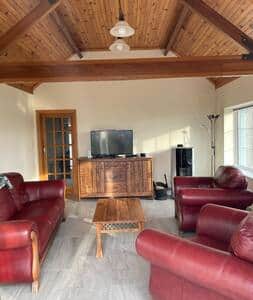 Lounge with cable TV and broadband internet 