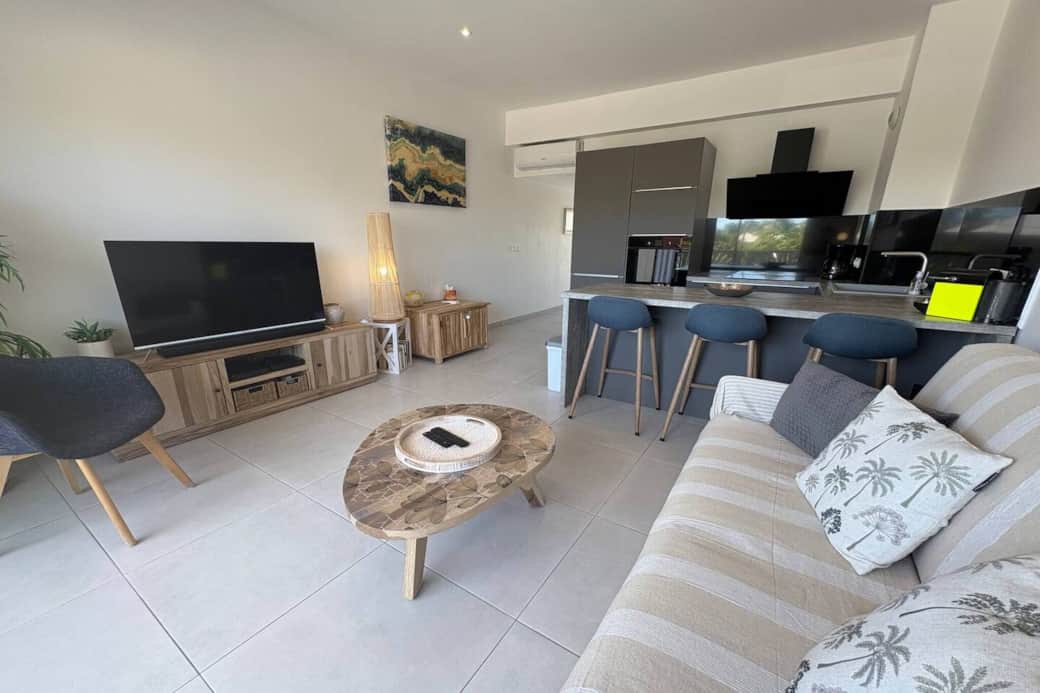 Living room with French TV channels Maeva 