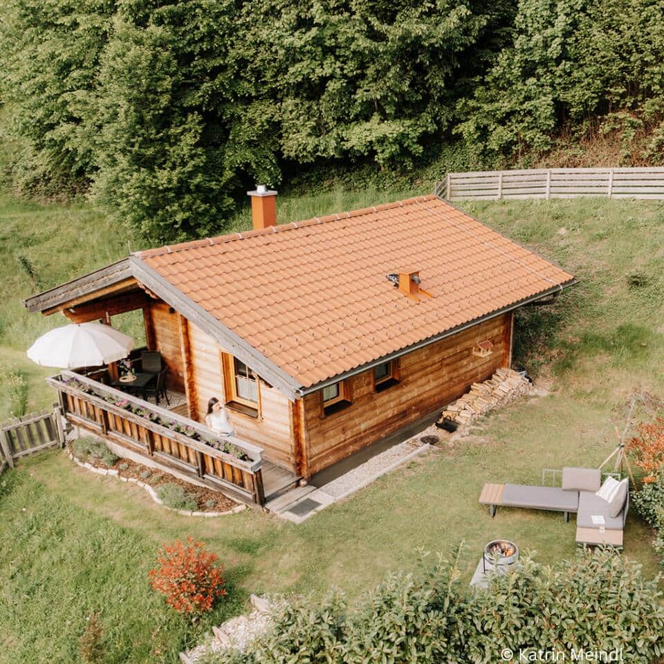Ein Lagerfeuer mit Blick ins Tal auf der gemütlichen Outdoor Lounge ist das Highlight im Sommer.