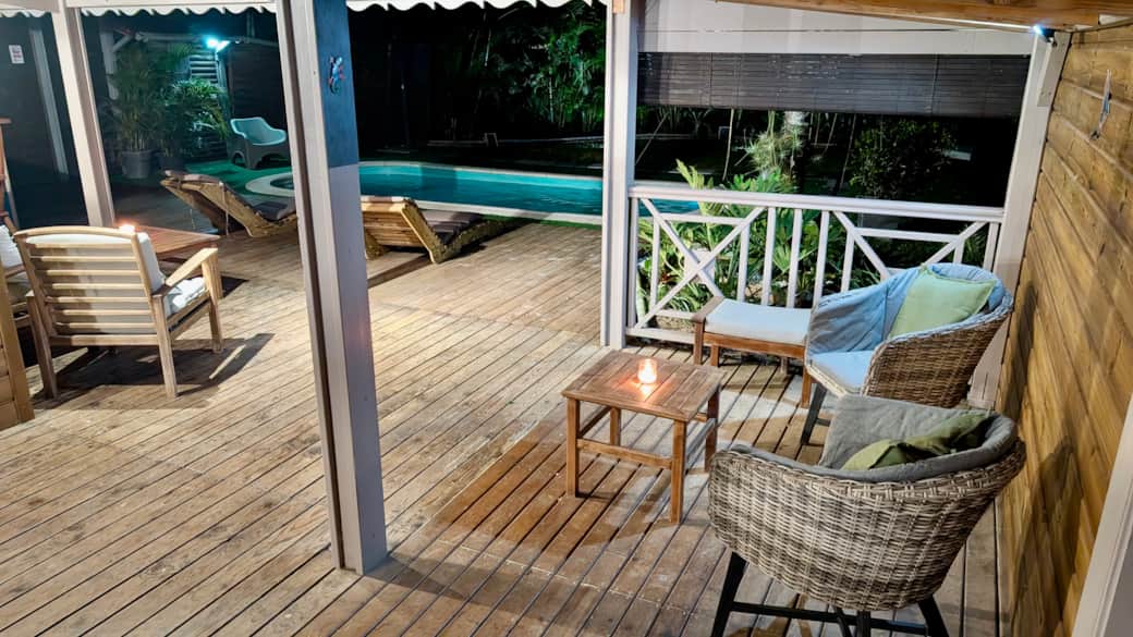 La terrasse extérieure devant la pisicne