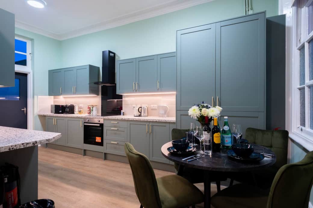 Full Kitchen with Dining Table Full Kitchen with Dining Table