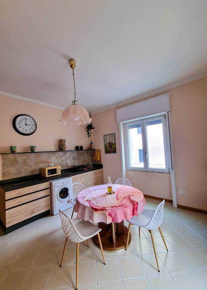 La cucina è completamente attrezzata per offrire il massimo comfort.
È anche dotata di tutti gli utensili necessari per cucinare.