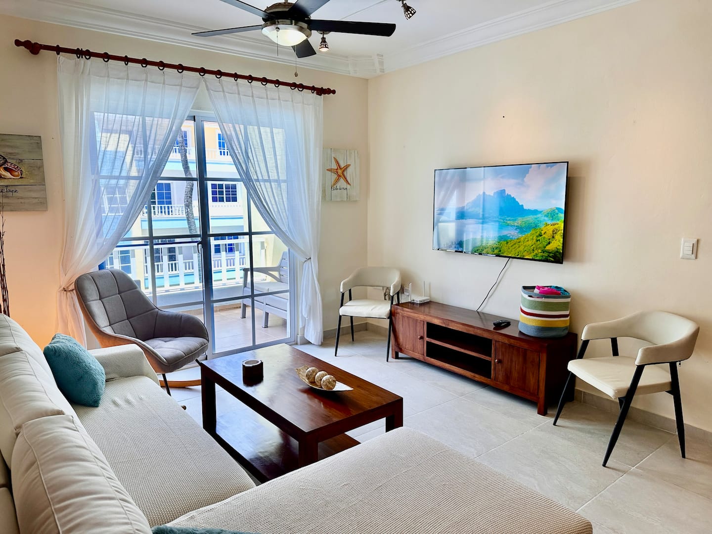 Spacious 3 bedroom Penthouse 2 pools, beach nearby photo 3