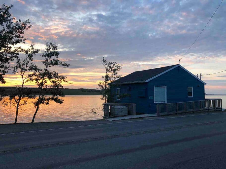 Seaside Nook with deck overhanging the ocean Apartment in Chéticamp