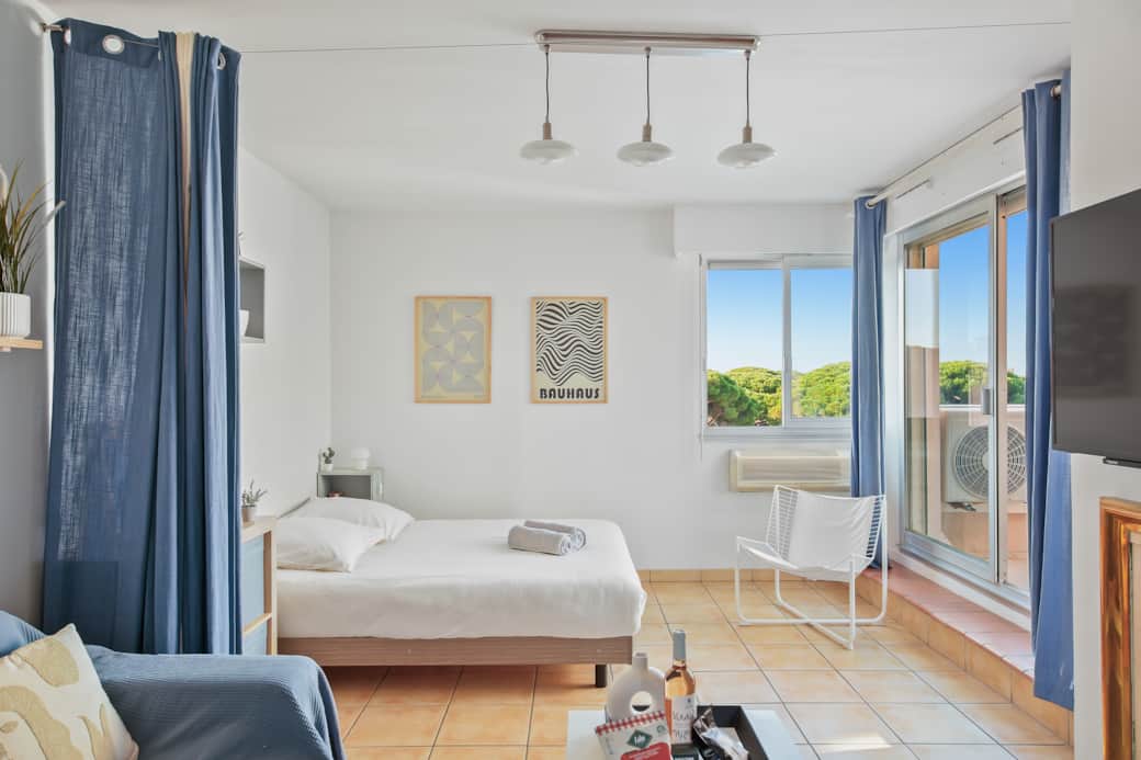 Chambre 2 donnant sur Terrasse. Espace de séparation intimiste par un rideau 