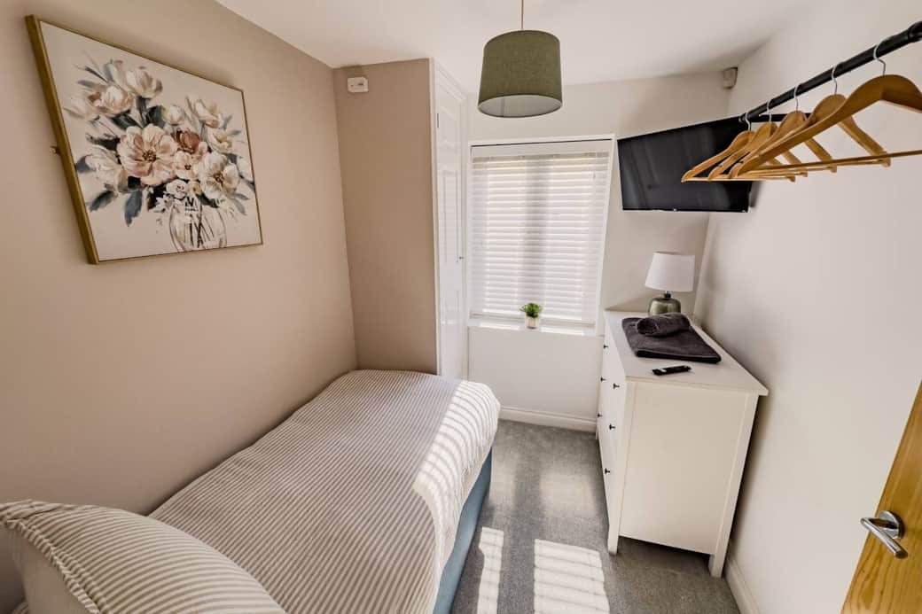 Single bedroom with Streaming services, storage & hanging space