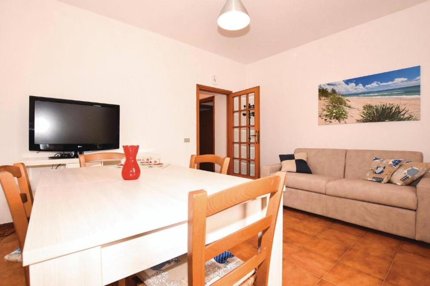 Salotto con divano letto e TV LED