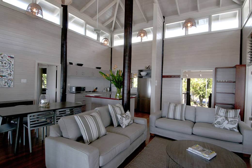 Magic Beach House - Living area toward to kitchen 