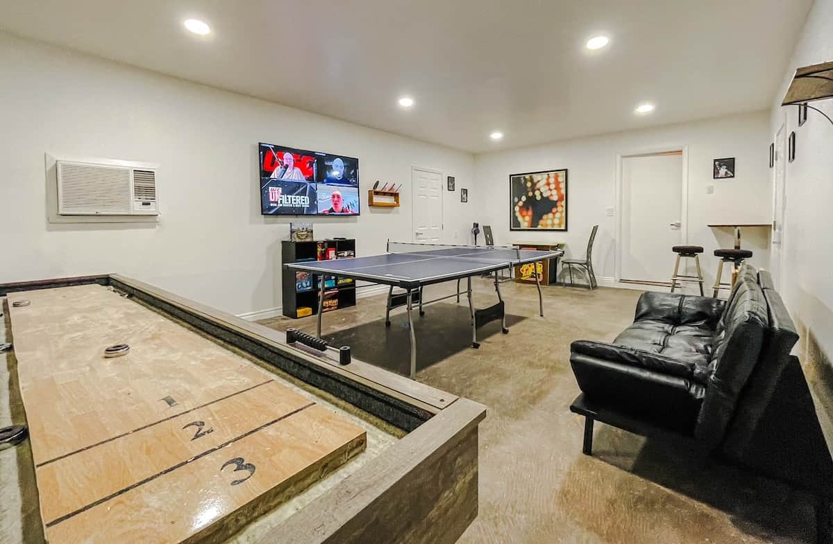 ️ The game room is packed with entertainment including shuffleboard, ping pong, retro arcade gaming, board games, and a large Smart TV — perfect for family fun, friendly competition, and relaxing nights in! ✨