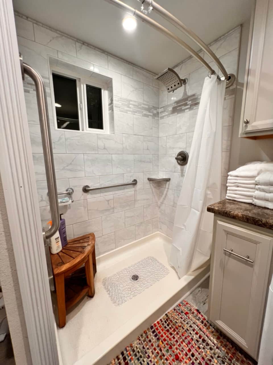 Little luxuries: a modern shower and plenty of fresh, fluffy towels. 🚿✨