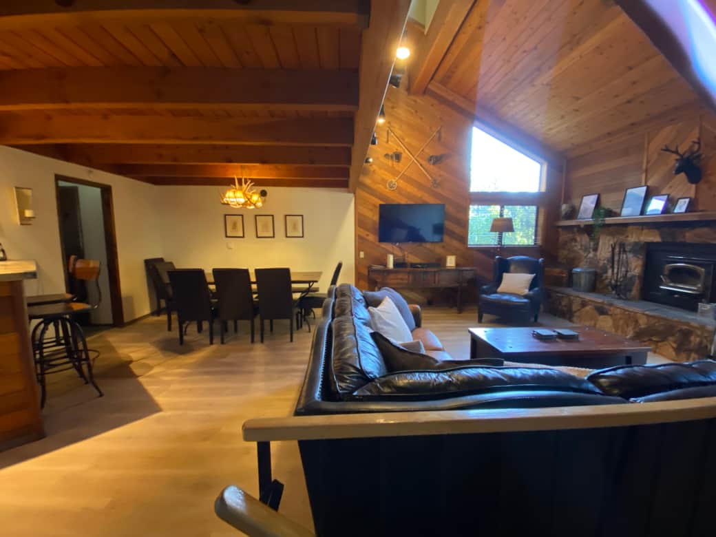 Smart TV, bluetooth sound bar, wood-burning fire place (2nd floor)