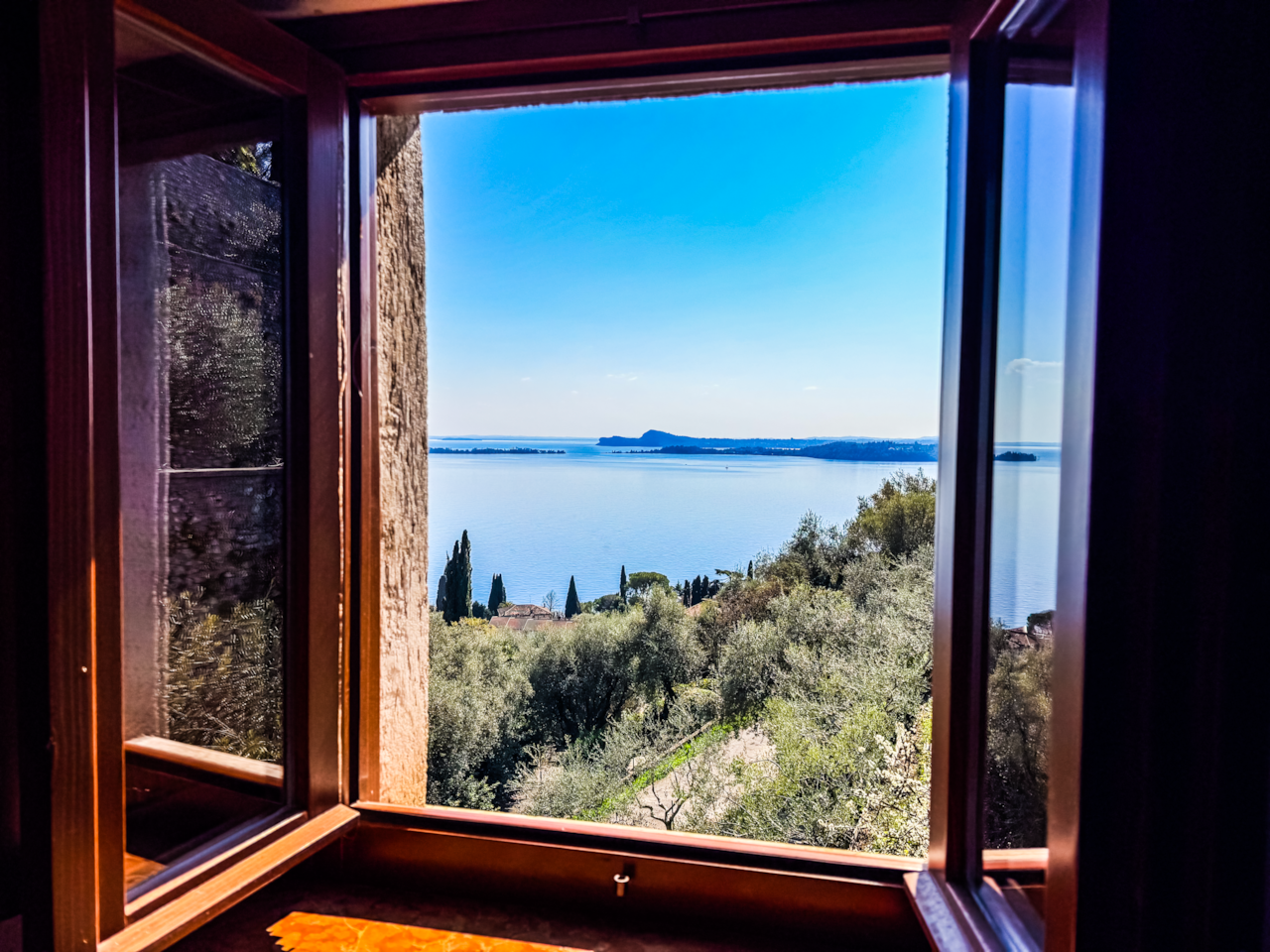 Blick vom Schlafzimmerfenster auf den Gardasee