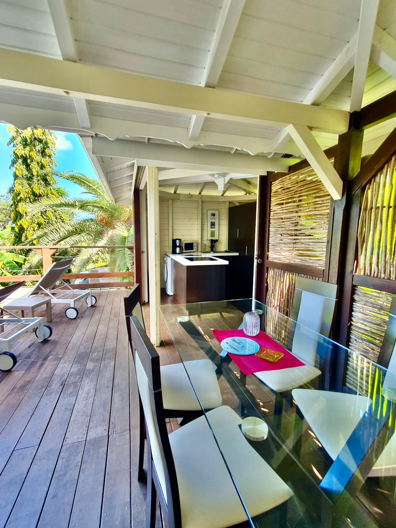 The dining area of Villa Les Alizés (4 people)