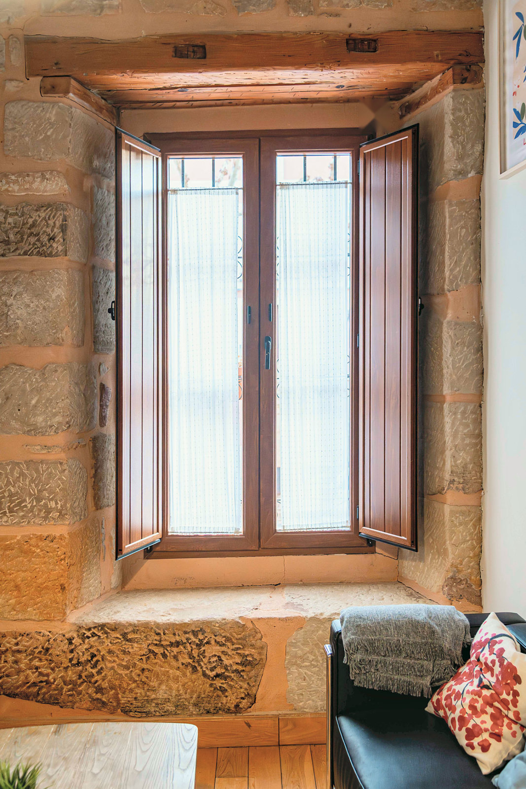 Ventana con contraventanas en un muro de piedra