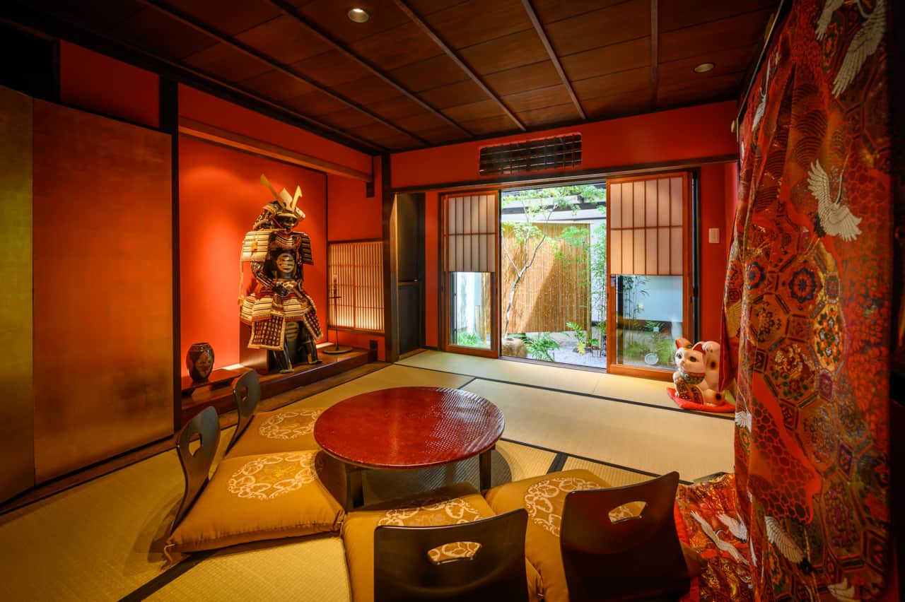 Le salon, avec Samurai Tom dans le Tokonoma (alcôve) et le jardin en arrière-plan.