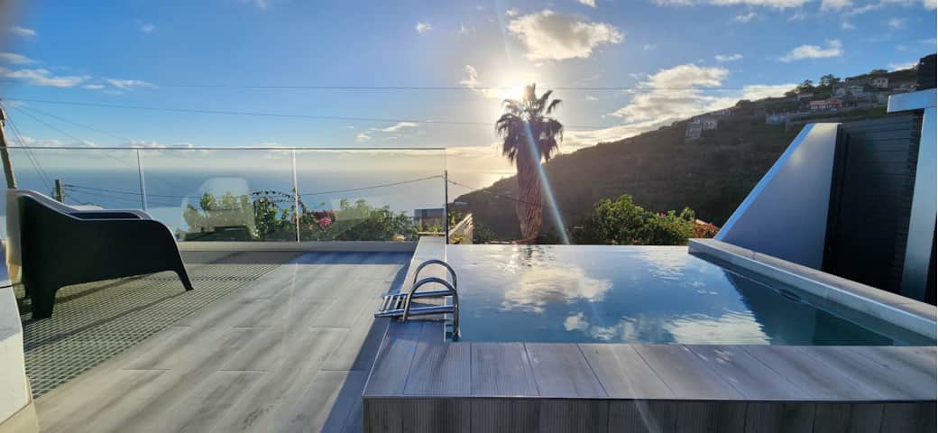 Rooftop pool with ocean view at Floeca Madeira – perfect sunset vibes Rooftop pool with ocean view at Floeca Madeira – perfect sunset vibes