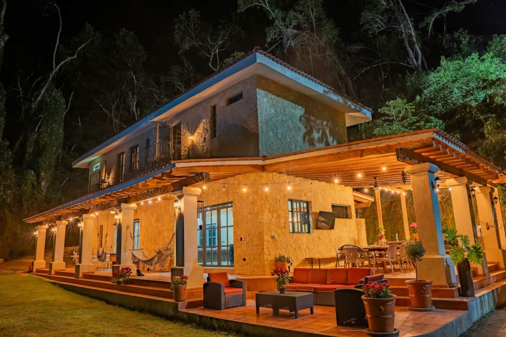 Fachada al anochecer