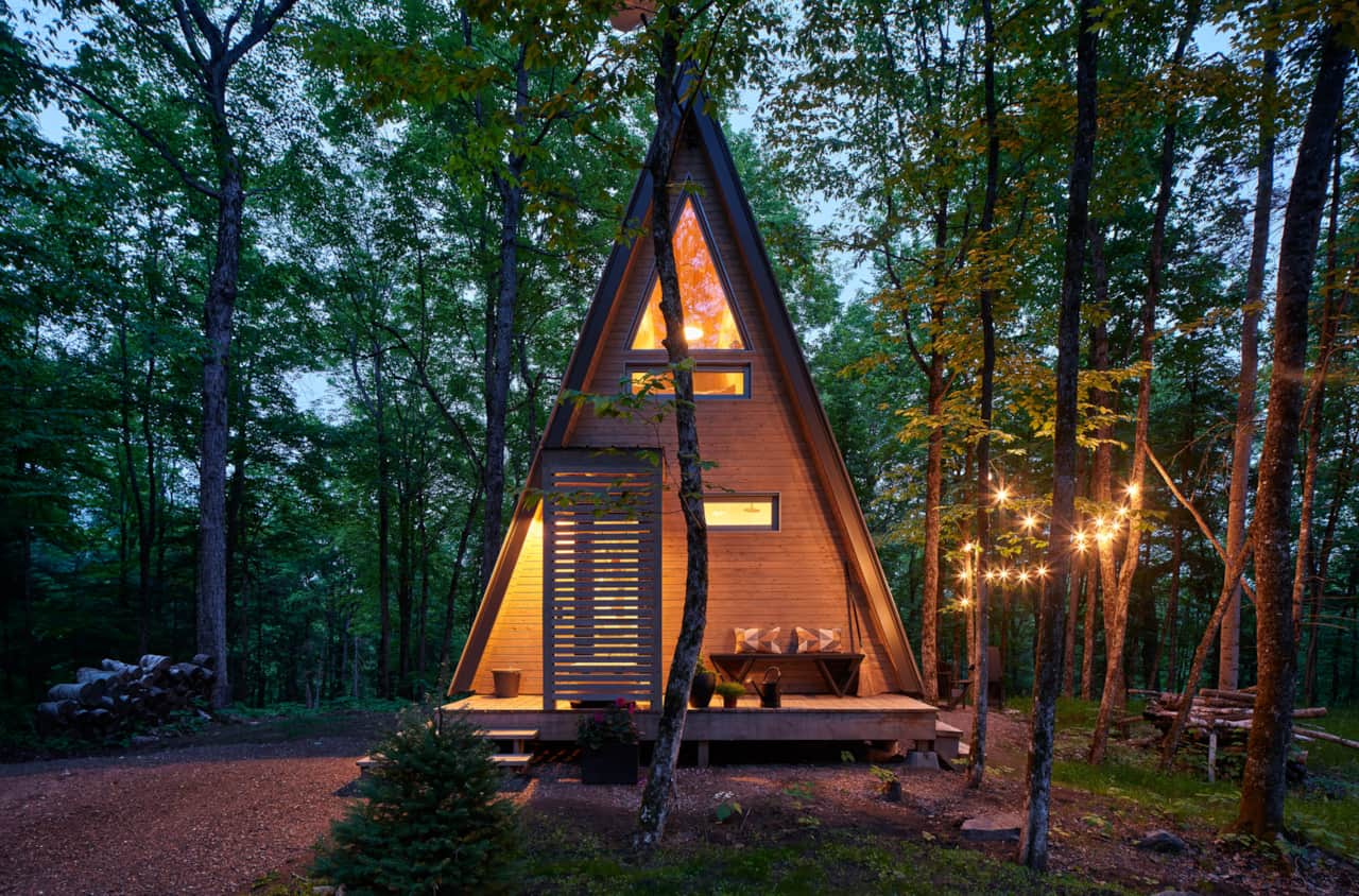Le chalet en A niché dans la verdure. Crédit photo : @jvlphoto