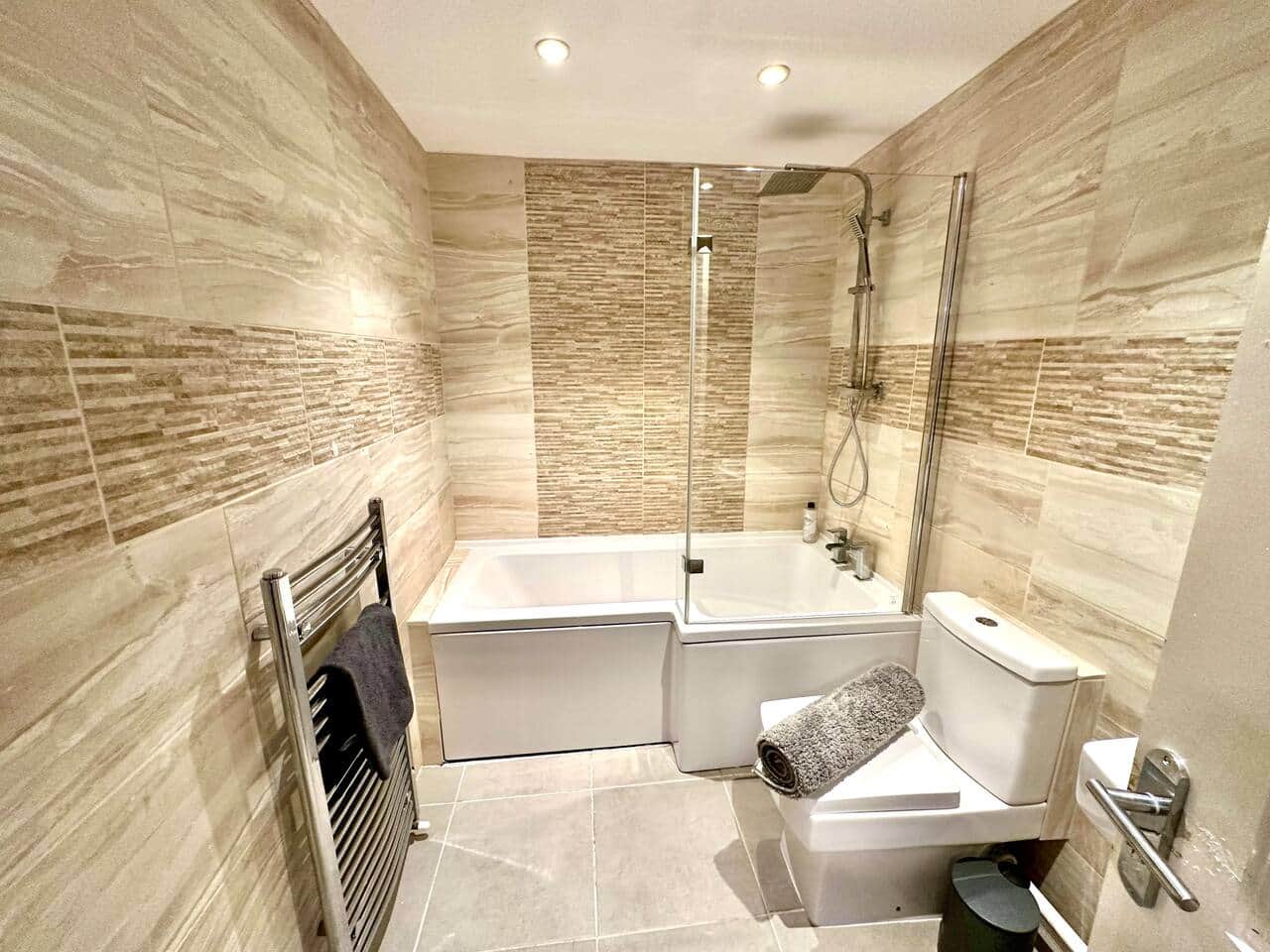 The Boathouse family bathroom