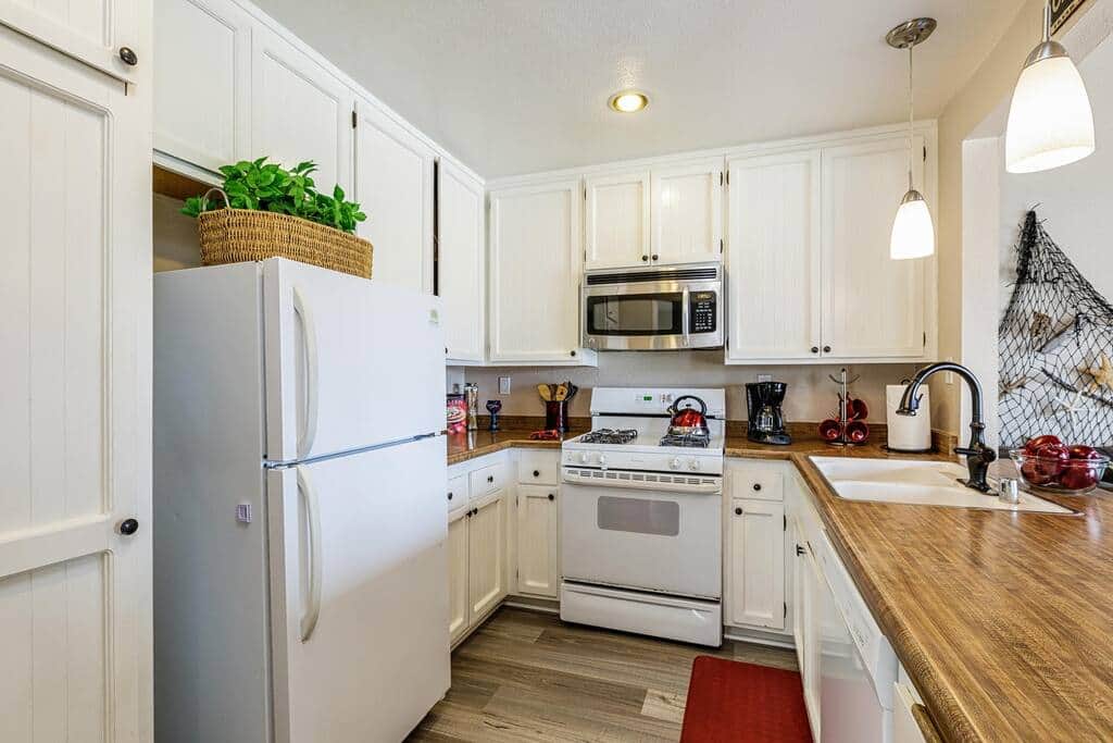 Fully equipped kitchen with plenty of storage space, Gas range, dishwasher, microwave. Fully equipped kitchen with plenty of storage space, Gas range, dishwasher, microwave.