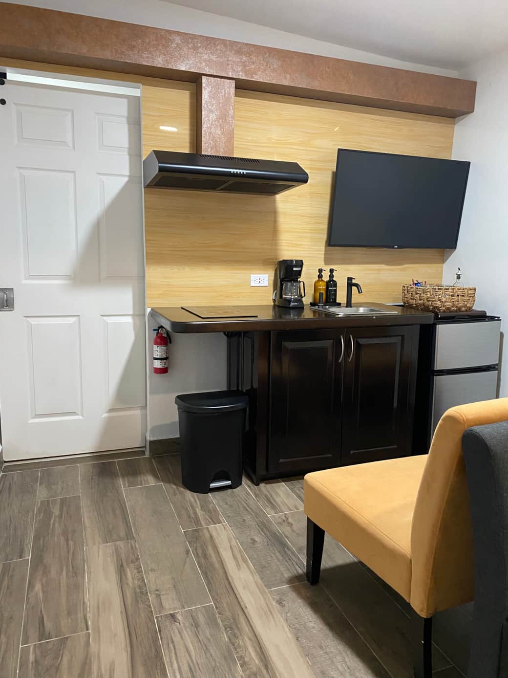 Kitchenette with door 